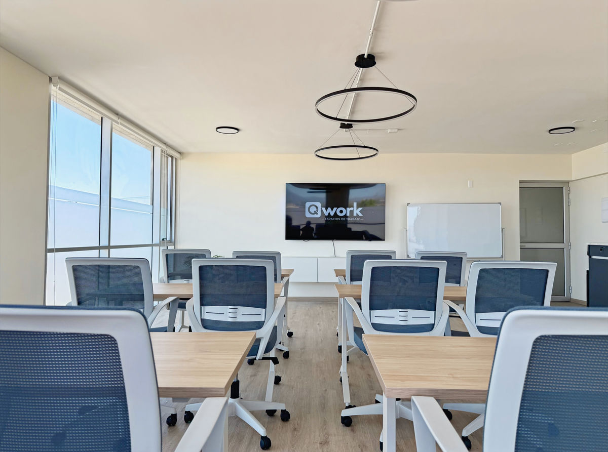 Sala QWORK configurada en formato aula para capacitaciones y talleres