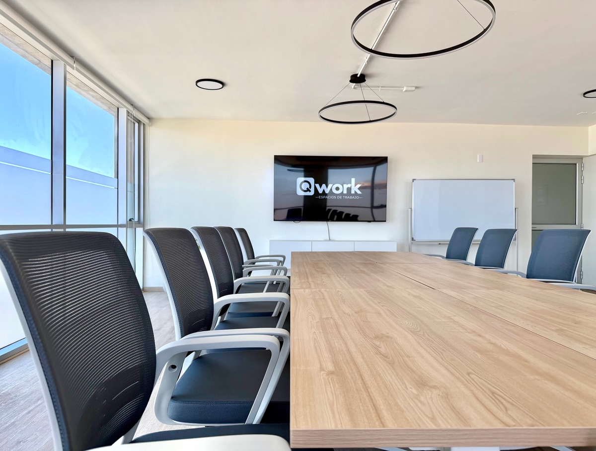Sala de reuniones QWORK configurada en formato directorio